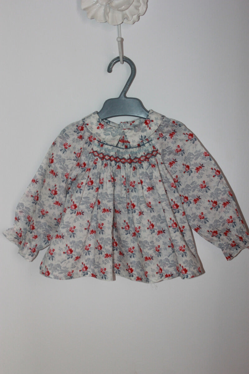 preloved katoenen rood, wit en blauwe gesmokte liberty blouse met lange mouwen van bonpoint, maat 68-74 voor een baby meisje