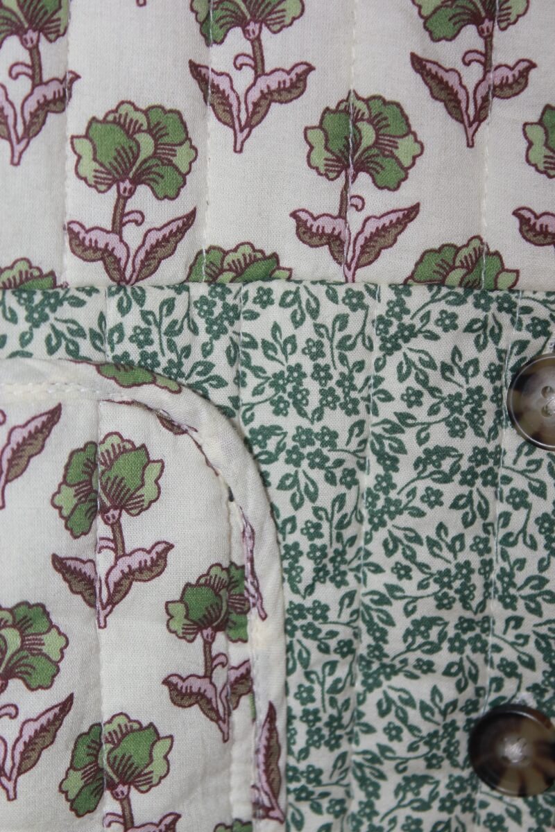 tweedehands katoenen groen met ecru en paars gebloemd jasje, of vest, van monoprix in maat 116 voor een meisje