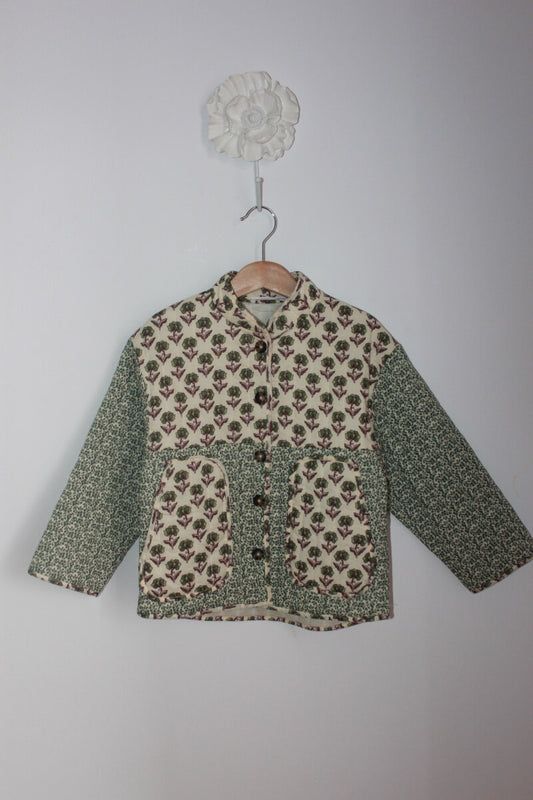 tweedehands katoenen groen met ecru en paars gebloemd jasje, of vest, van monoprix in maat 116 voor een meisje