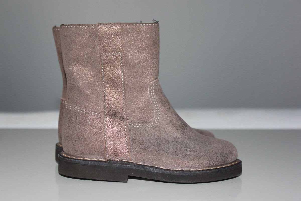 preloved leren korte laarzen van bonpoint in maat 22 voor een meisje. Beige met een roze gloed en hele subtiele glitter