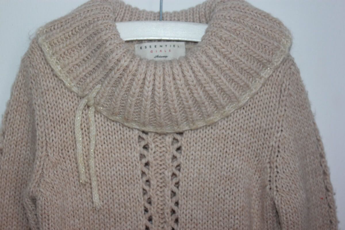 preloved beige winterse trui, met grote kraag, van essentiel antwerp in maat 116 voor een meisje