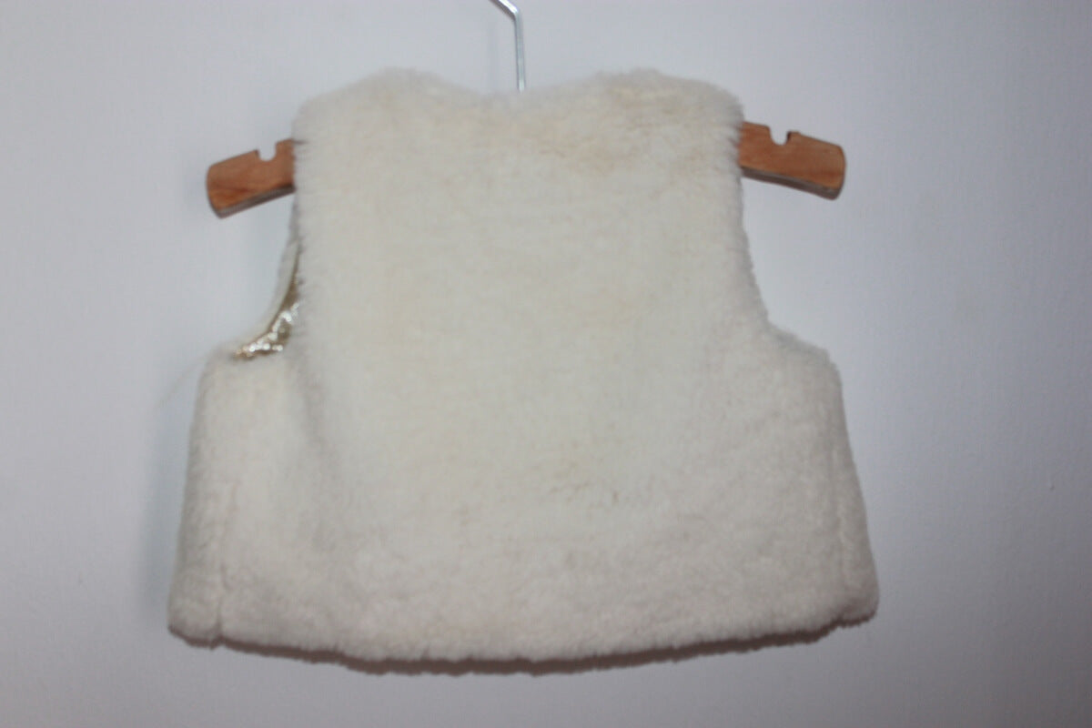 tweedehands ecru fake fur mouwloos vest van bonton in maat 68 voor een baby meisje