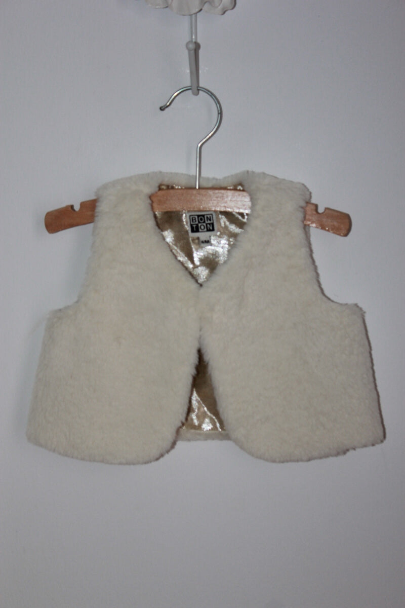 tweedehands ecru fake fur mouwloos vest van bonton in maat 68 voor een baby meisje