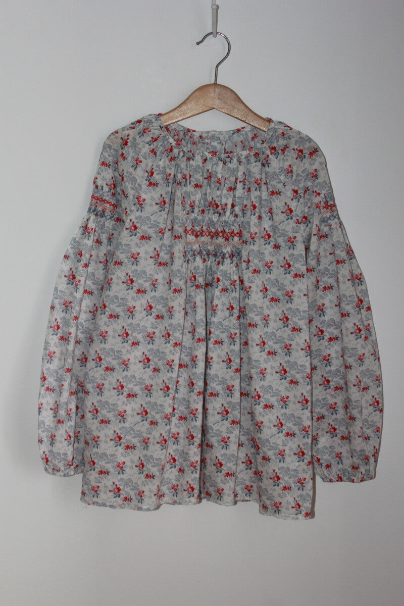 preloved katoenen gesmockte liberty blouse in blauw, rood en wit, met lange mouwen, van bonpoint in maat 152 voor een meisje