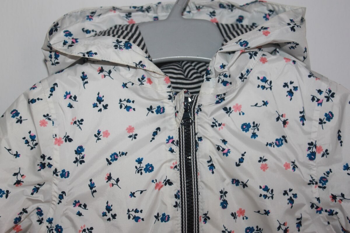 preloved gebloemde waterdichte, met fleece gevoerde jas met capuchon van petit bateau voor een baby meisje, maat 62-68