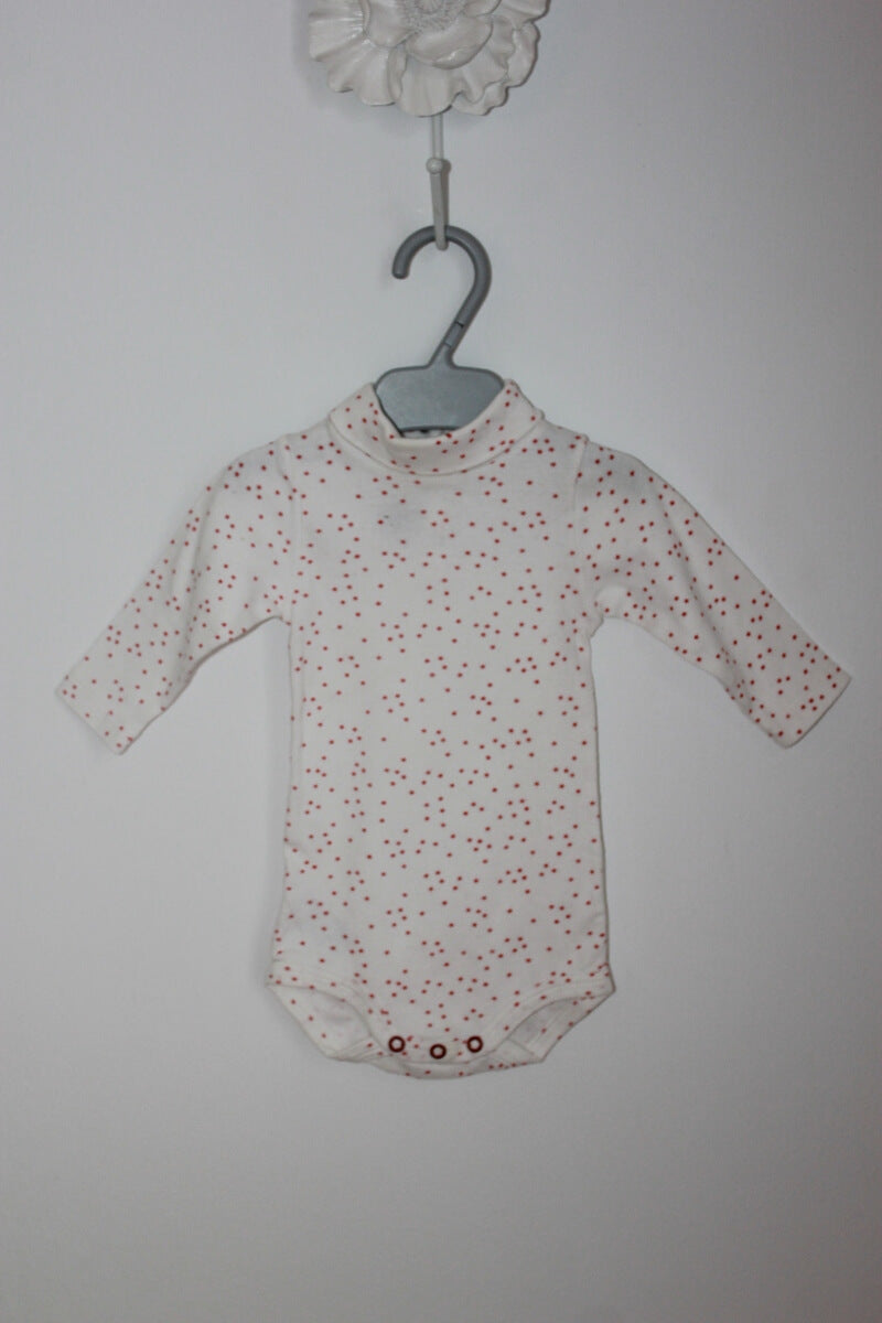 tweedehands katoenen unisex witte romper met col - rode sterretjes en lange mouwen  maat 62 van Petit Bateau