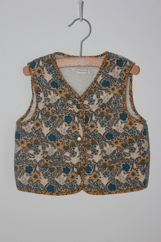 tweedehands gebloemd mouwloos vest in multicolour van monoprix in maat 104 voor een meisje. Gevoerd met imitatie schapenvacht 