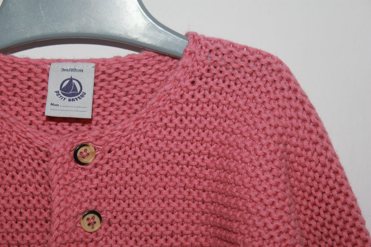 tweedehands koraalroze vest van petit bateau in maat 62 voor een baby meisje. 55% wol en 45% katoen