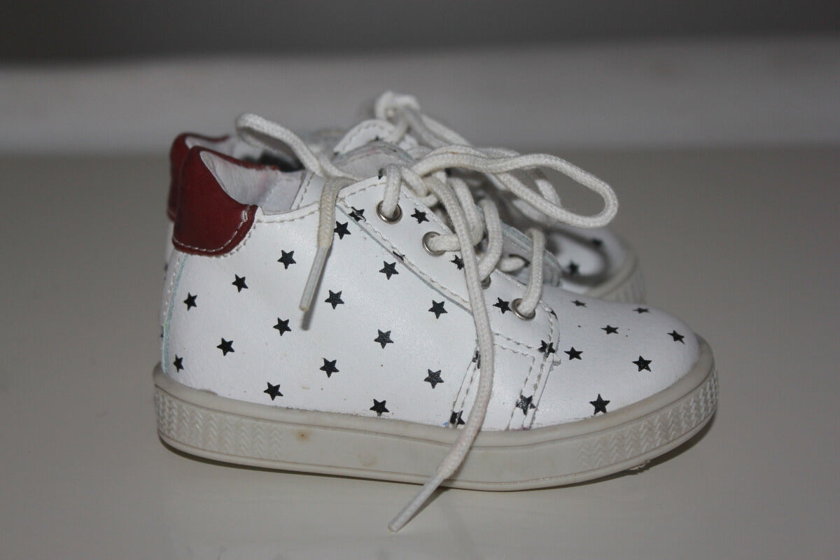 preloved unisex witte leren schoenen met zwarte sterren en bruine accenten van bonton in maat 18