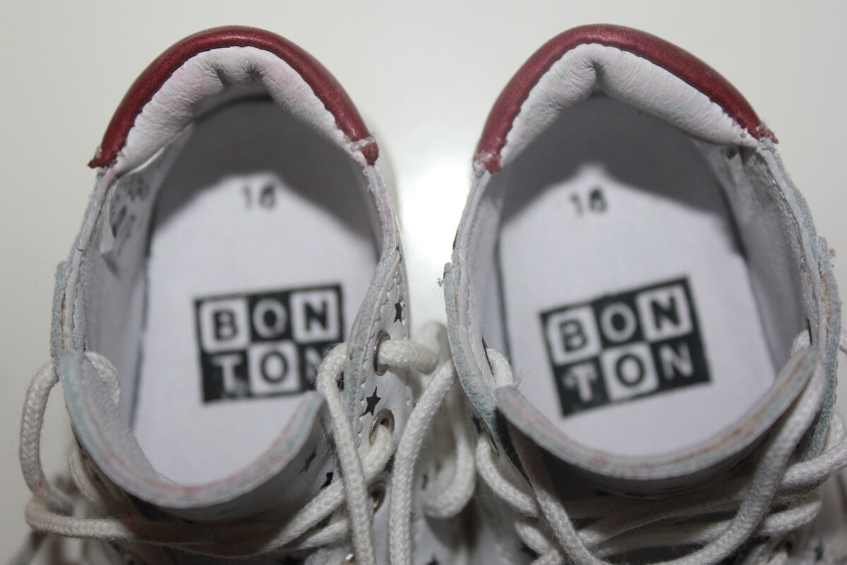 preloved unisex witte leren schoenen met zwarte sterren en bruine accenten van bonton in maat 18