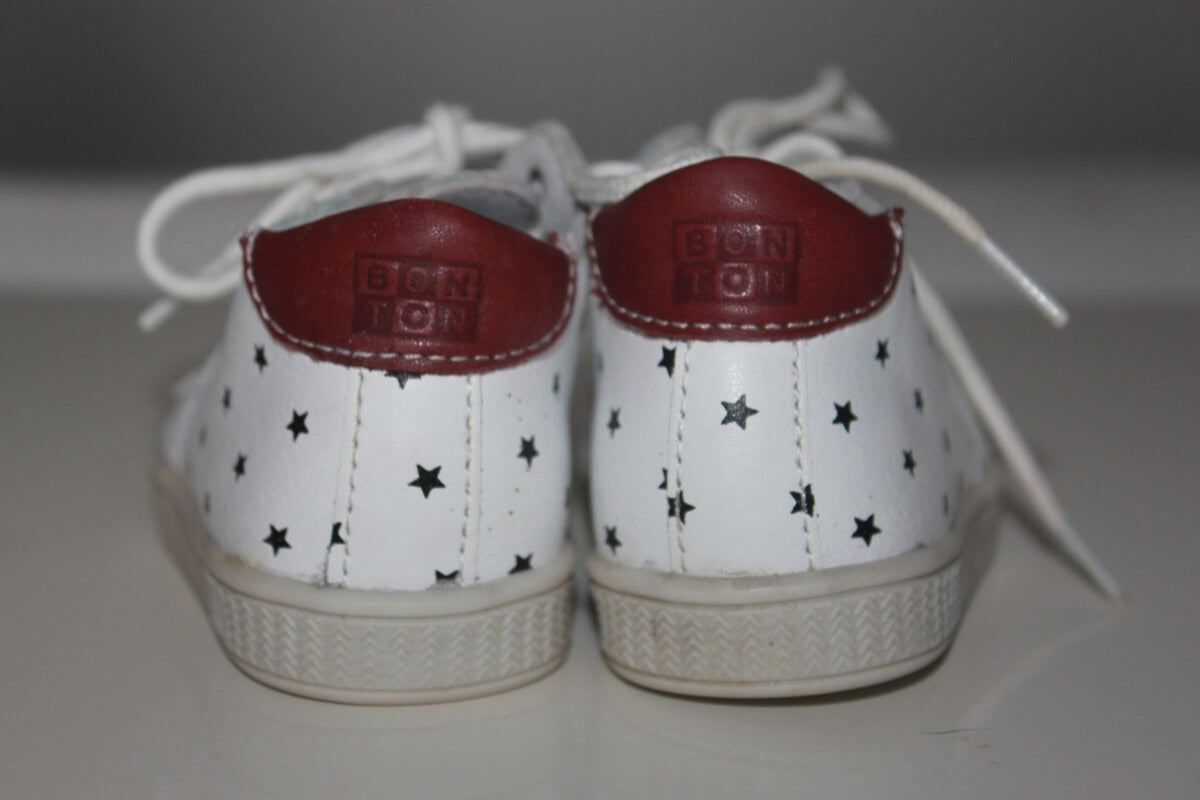 preloved unisex witte leren schoenen met zwarte sterren en bruine accenten van bonton in maat 18