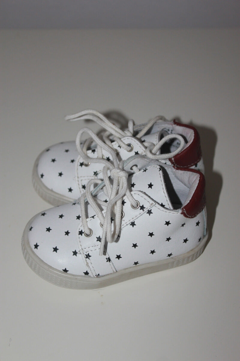 preloved unisex witte leren schoenen met zwarte sterren en bruine accenten van bonton in maat 18