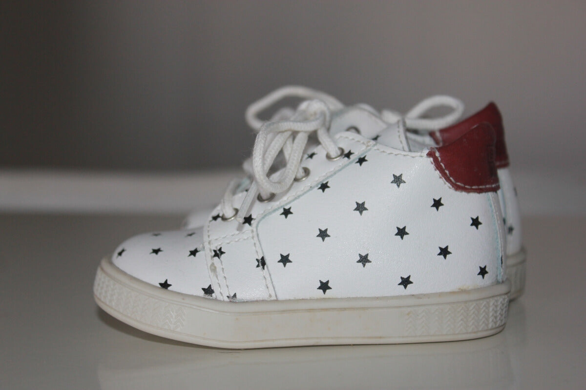 preloved unisex witte leren schoenen met zwarte sterren en bruine accenten van bonton in maat 18