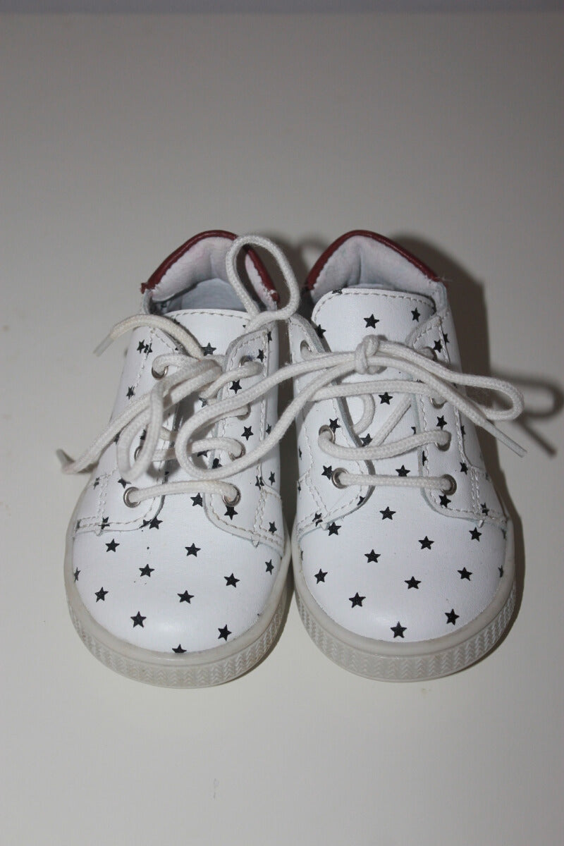 preloved unisex witte leren schoenen met zwarte sterren en bruine accenten van bonton in maat 18