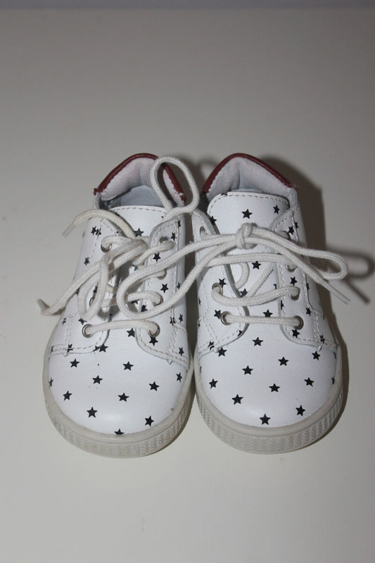 preloved unisex witte leren schoenen met zwarte sterren en bruine accenten van bonton in maat 18