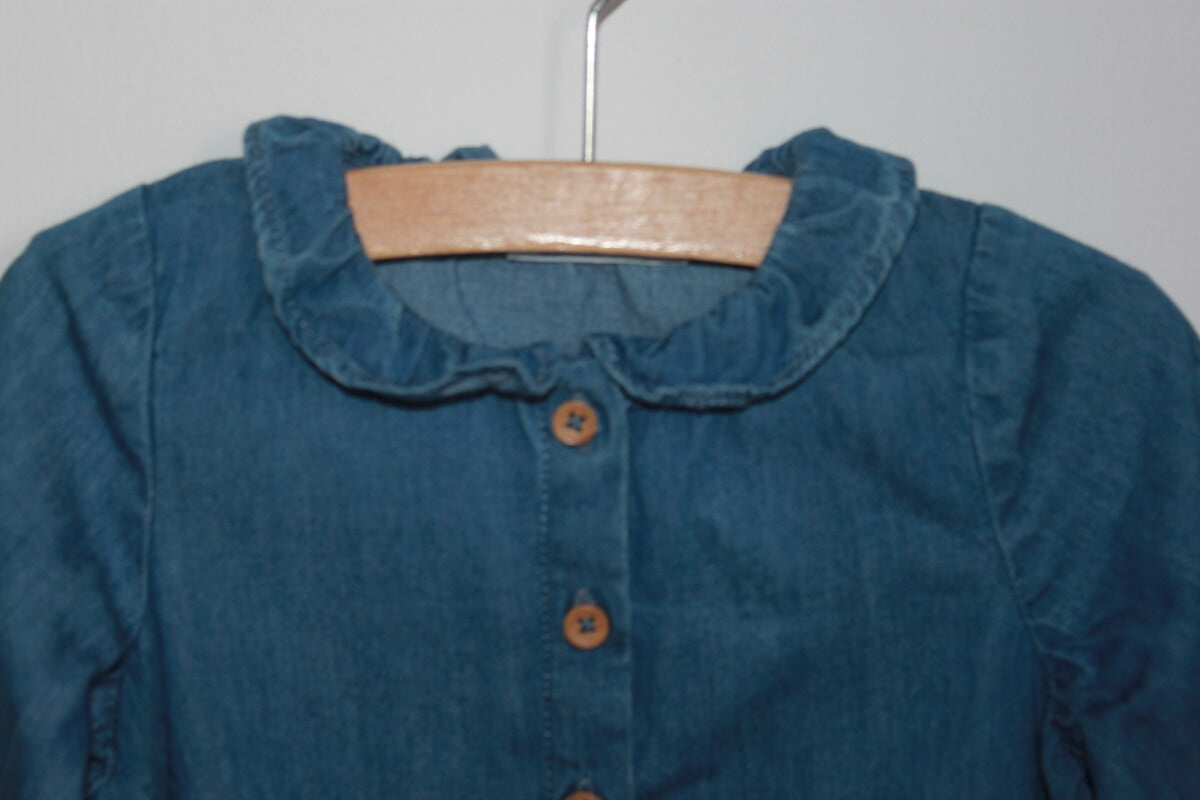 preloved katoenen blauwe jurk met lange mouwen van soepele denim in maat 80 voor een baby meisje van bout´chou