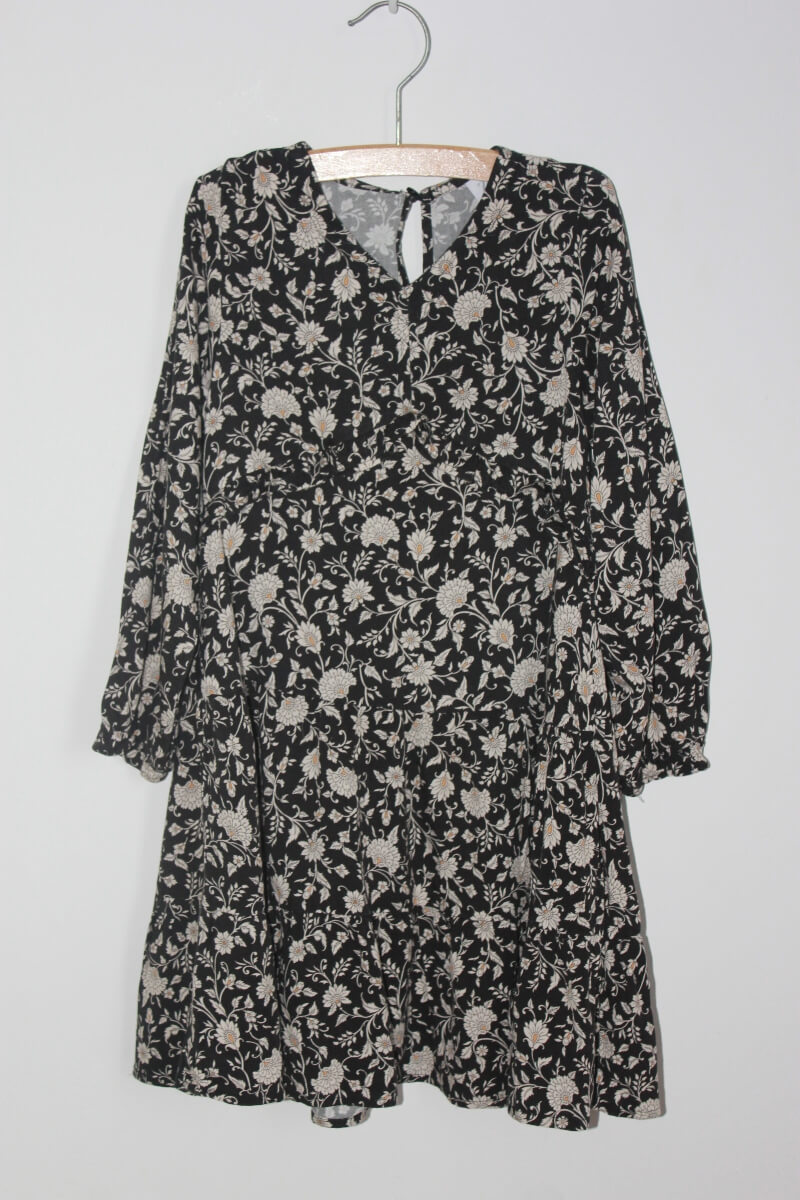 preloved zwarte jurk met witte bloemen, gele details en lange mouwen van zara in maat 116 voor een meisje