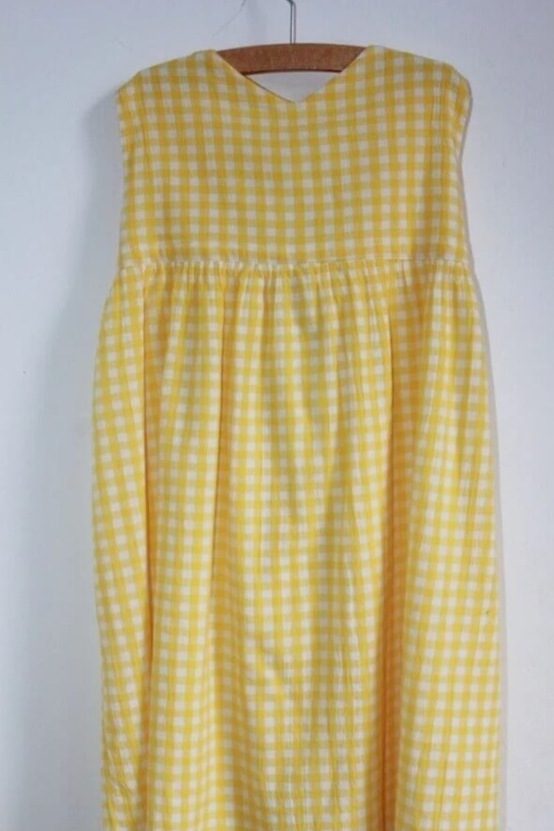 tweedehands-geel-wit-geruite-zomerse-mouwloze-jurk-maat-134-meisje-gocco