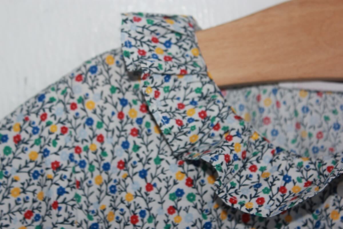 tweedehands katoenen gebloemde zomerse jurk in multicolour met korte mouwen en volantkraagje, maat 116 van monoprix