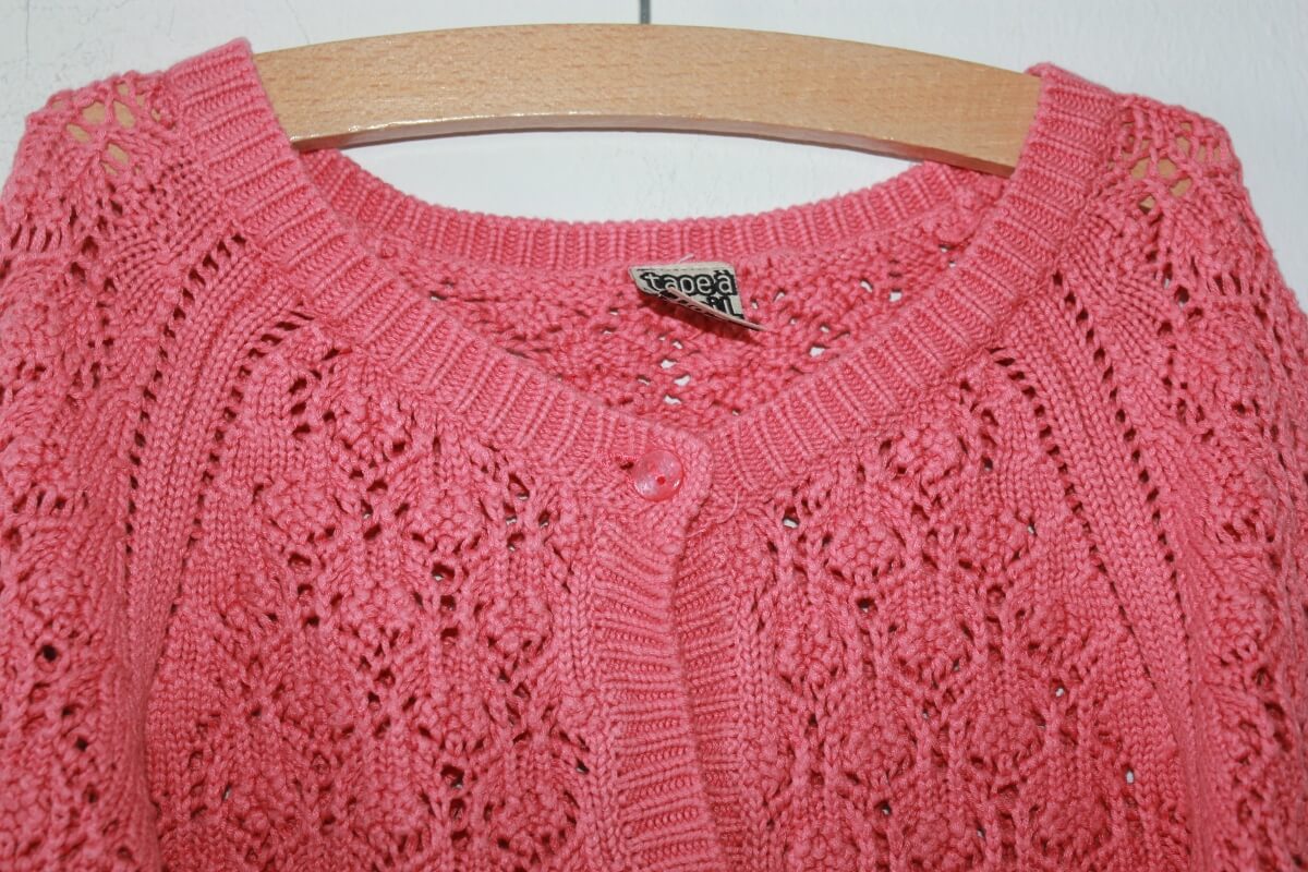 tweedehands-koraalroze-opengewerkt-vest-maat-110-tao