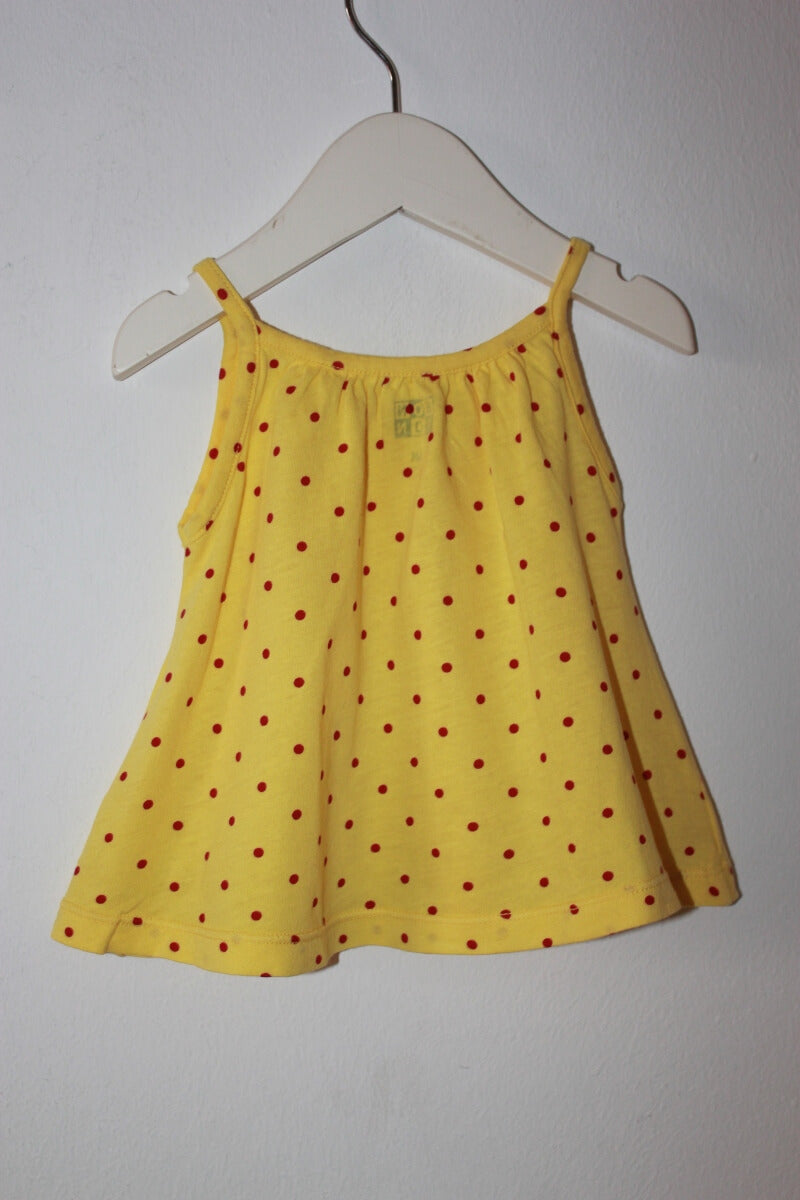 Preloved katoenen zomers korte gele mouwloze jurk met rode stippen en bijbehorende bloomer van bonton in maat 68