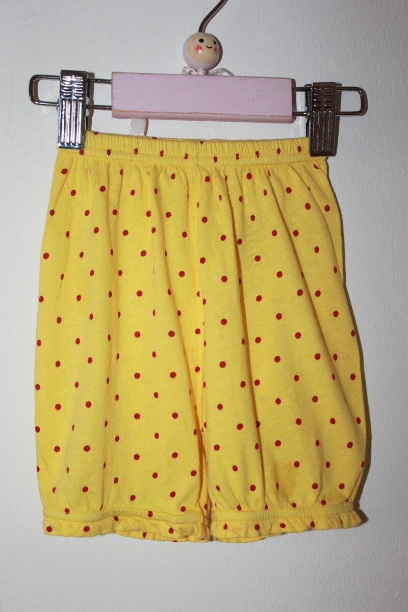 Preloved katoenen zomers korte gele mouwloze jurk met rode stippen en bijbehorende bloomer van bonton in maat 68