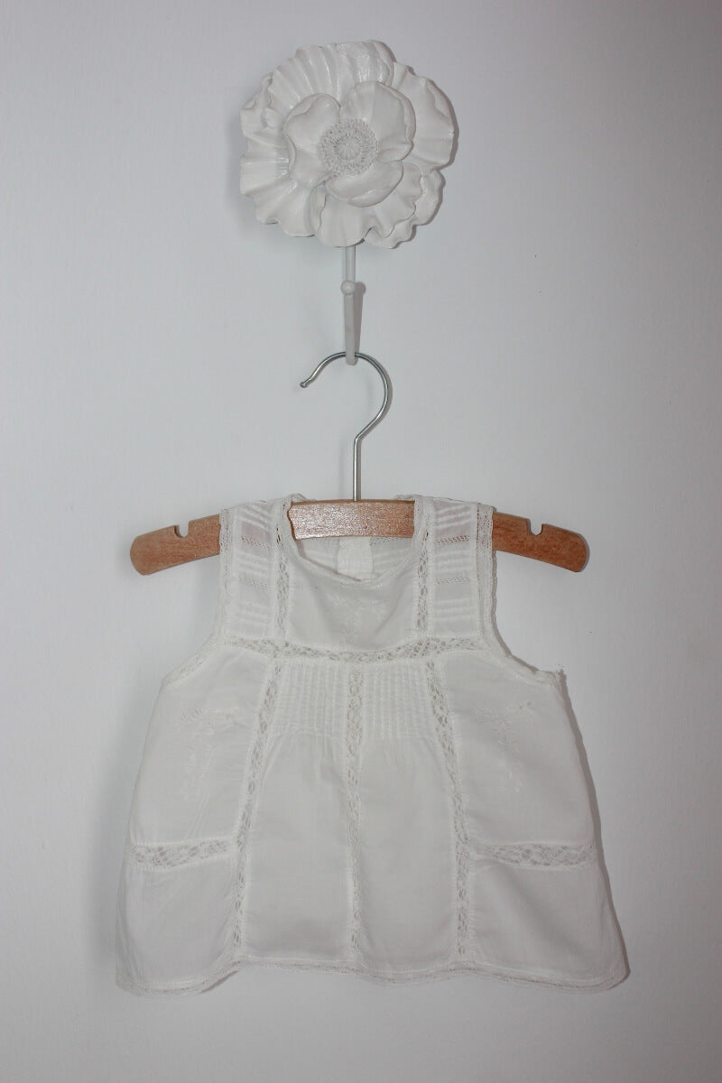 tweedehands witte mouwloze blouse in maat 62-68 van bass10 voor een baby meisje