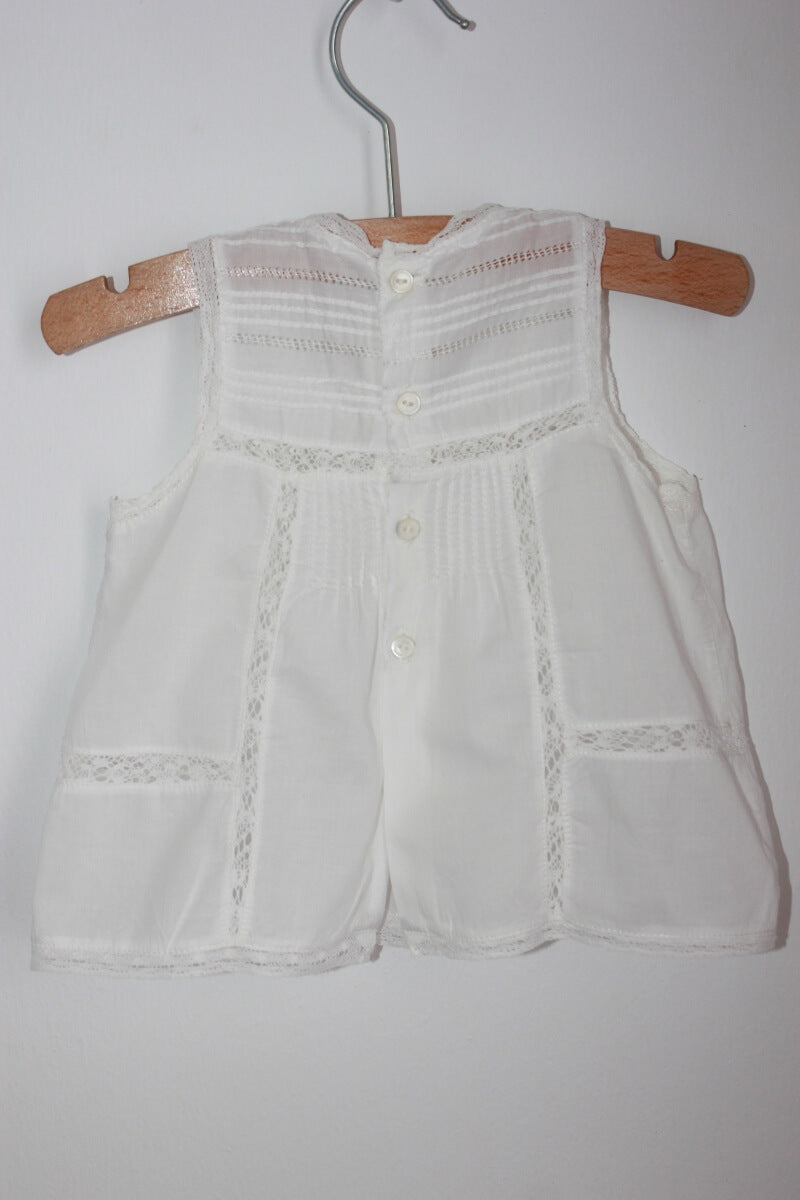 tweedehands witte mouwloze blouse in maat 62-68 van bass10 voor een baby meisje
