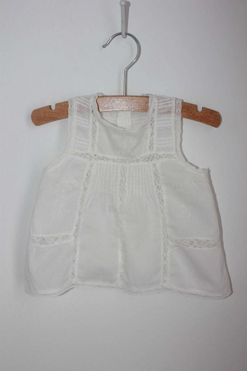 tweedehands witte mouwloze blouse in maat 62-68 van bass10 voor een baby meisje