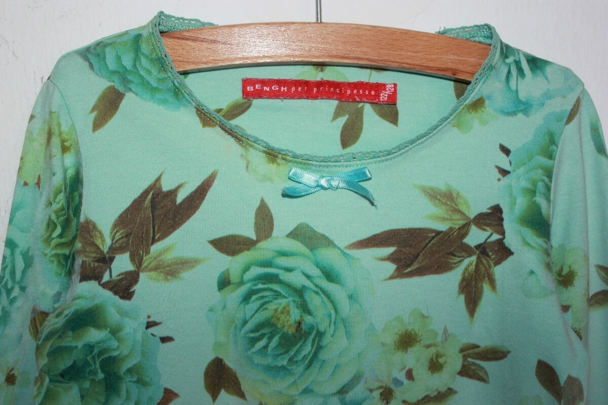 tweedehands gebloemde longsleeve in groentinten van bengh in maat 122 voor een meisje