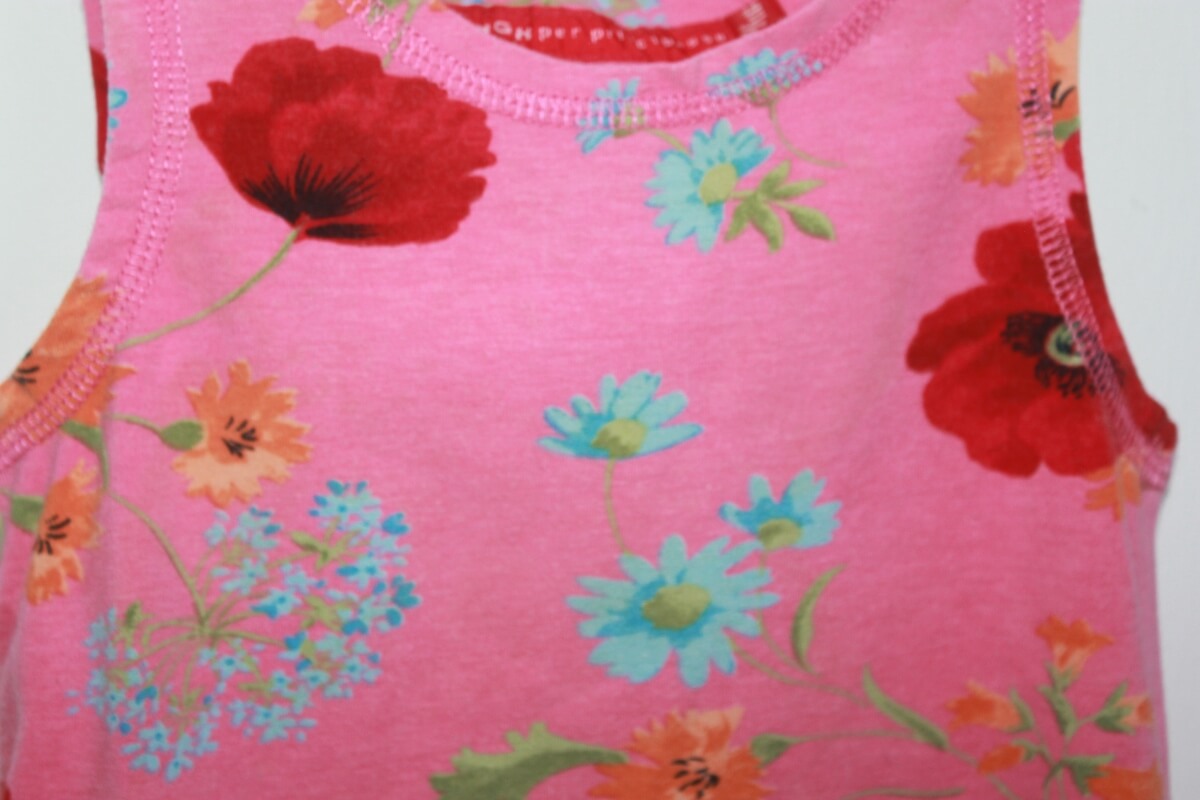 tweedehands roze mouwloos gebloemd t-shirt in maat 104 voor een meisje van Bengh