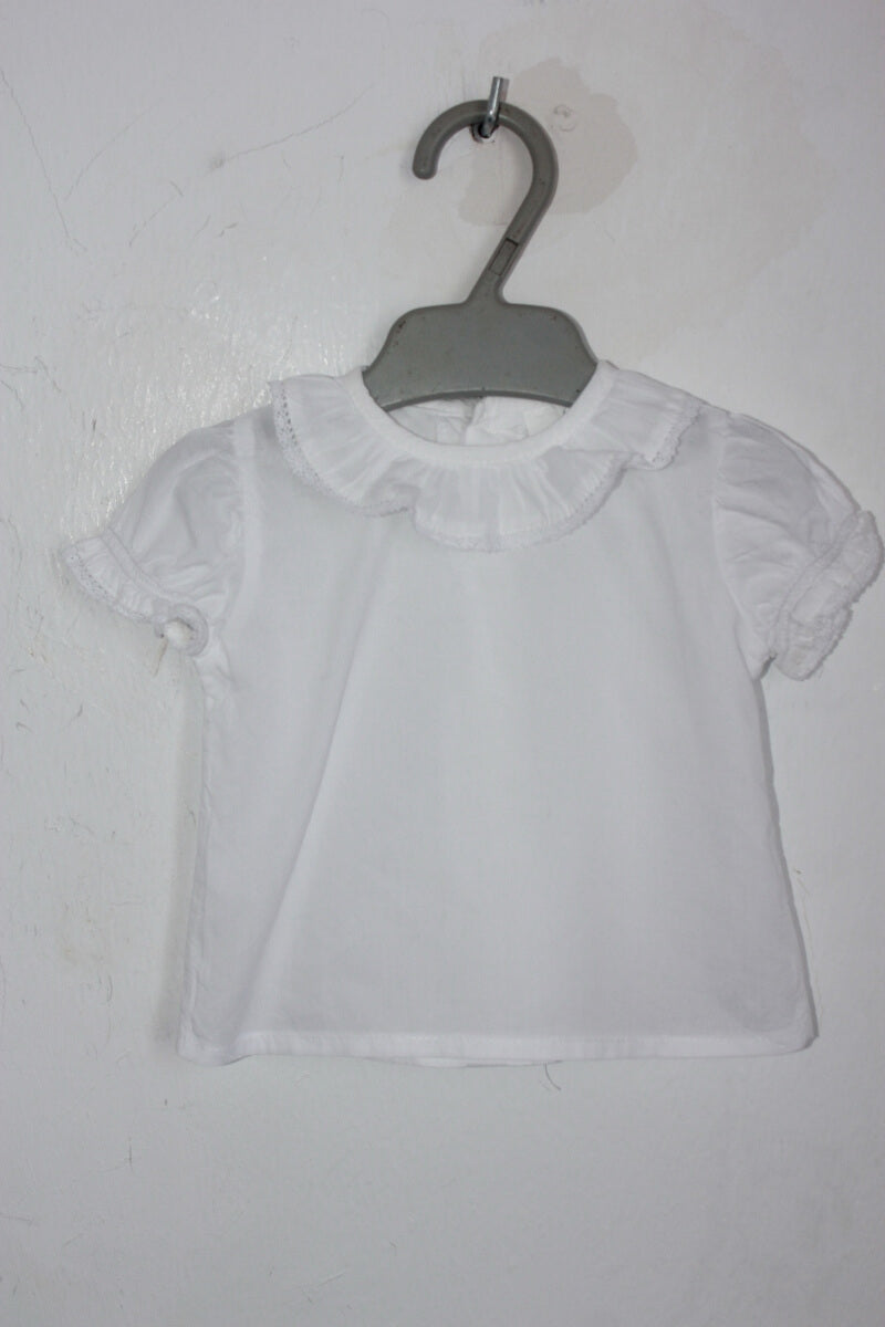 tweedehands witte blouse met korte mouwen en volantkraagje in maat 56 voor een baby meisje