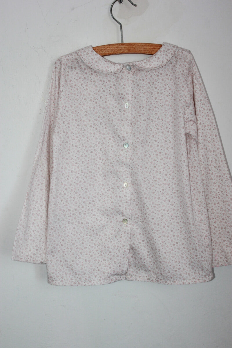 tweedehands katoenen roze-wit gebloemde gesmokte blouse met lange mouwen in maat 128 van bobine