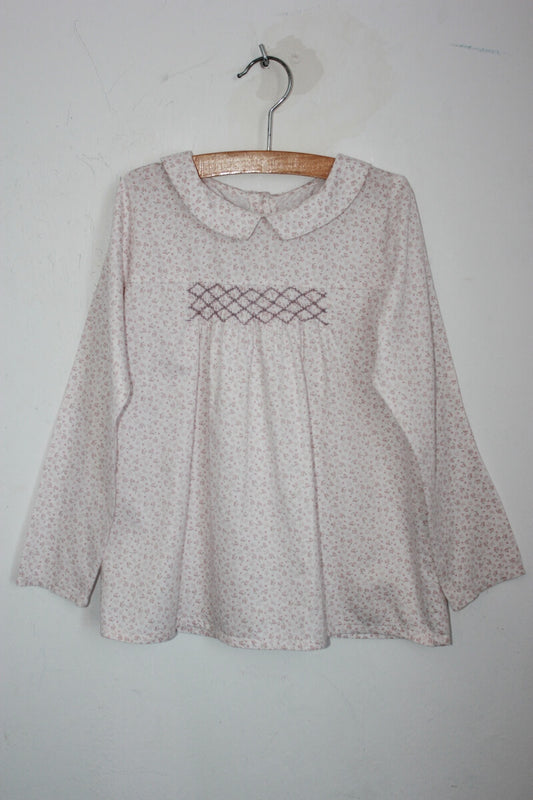 tweedehands katoenen roze-wit gebloemde gesmokte blouse met lange mouwen in maat 128 van bobine