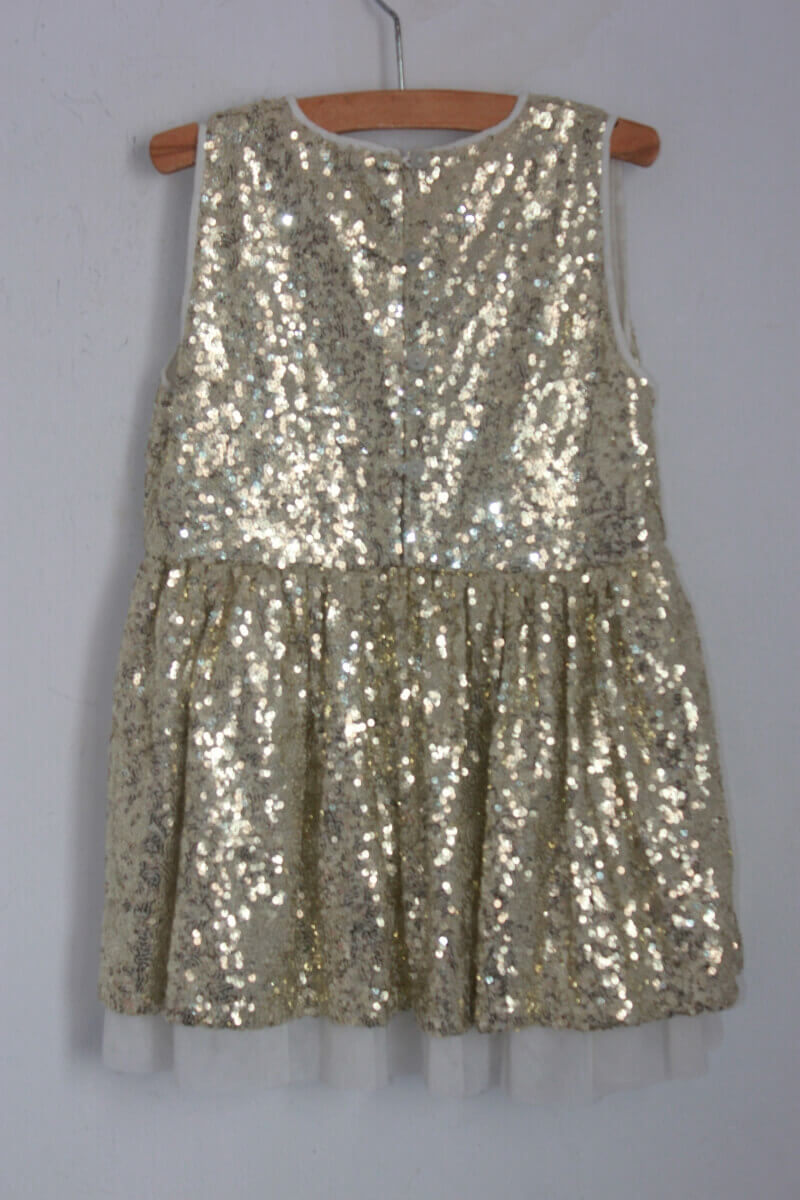 tweedehands mouwloze feestelijke jurk met gouden pailletten en tule in maat 98-104 van bonton