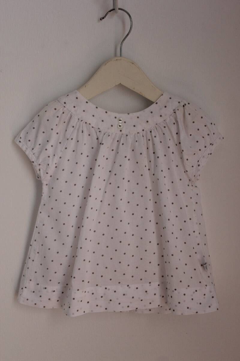 tweedehands katoenen witte blouse met beige stipjes en korte mouwen in maat 80 voor een baby meisje van bout´chou