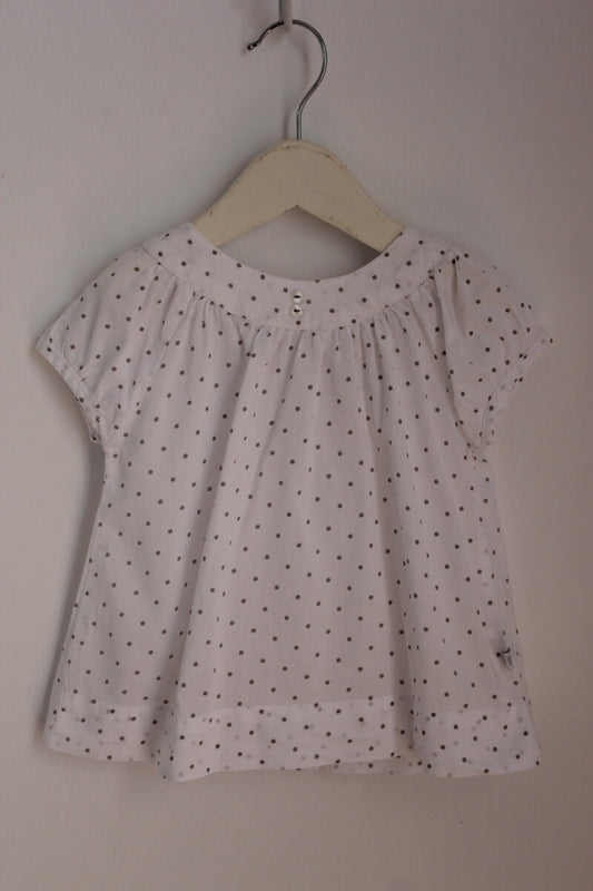 tweedehands katoenen witte blouse met beige stipjes en korte mouwen in maat 80 voor een baby meisje van bout´chou
