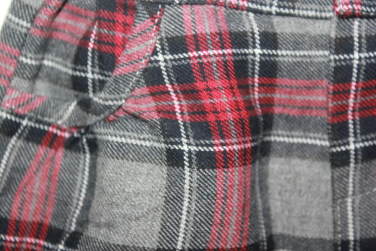 tweedehands winterse grijs met rood geruite korte broek van bout´chou in maat 6-9 maanden voor een baby meisje