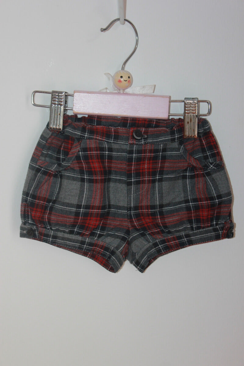 tweedehands winterse grijs met rood geruite korte broek van bout´chou in maat 6-9 maanden voor een baby meisje