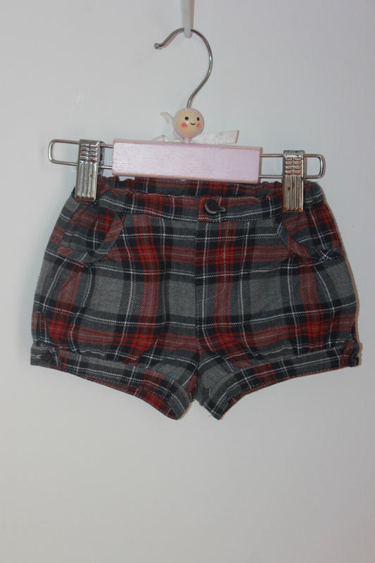 tweedehands winterse grijs met rood geruite korte broek van bout´chou in maat 6-9 maanden voor een baby meisje