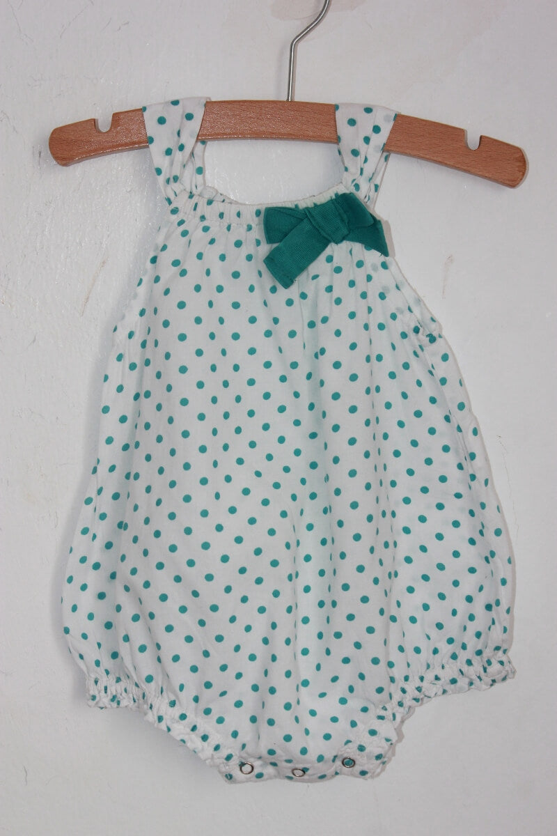 tweedehands katoenen witte zomerse playsuit met groene stippen en schouderbandjes in maat 68 voor een baby meisje van boutchou