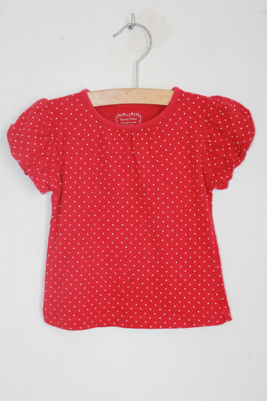 Tweedehands katoenen rood t-shirt met witte stipjes en korte mouwen in maat 80 van bout´chou