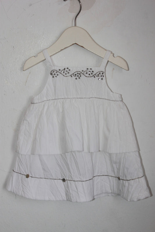 tweedehands zomers wit jurkje met zilveren details en schouderbandjes in maat 62 van catimini