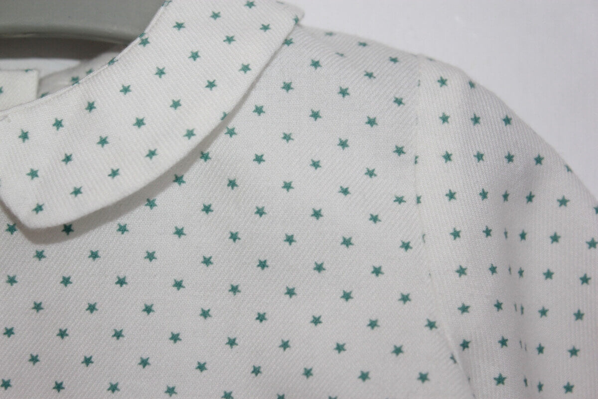 tweedehands creme blouse met groene sterretjes en lange mouwen in maat 62 voor een baby meisje van cotton candle