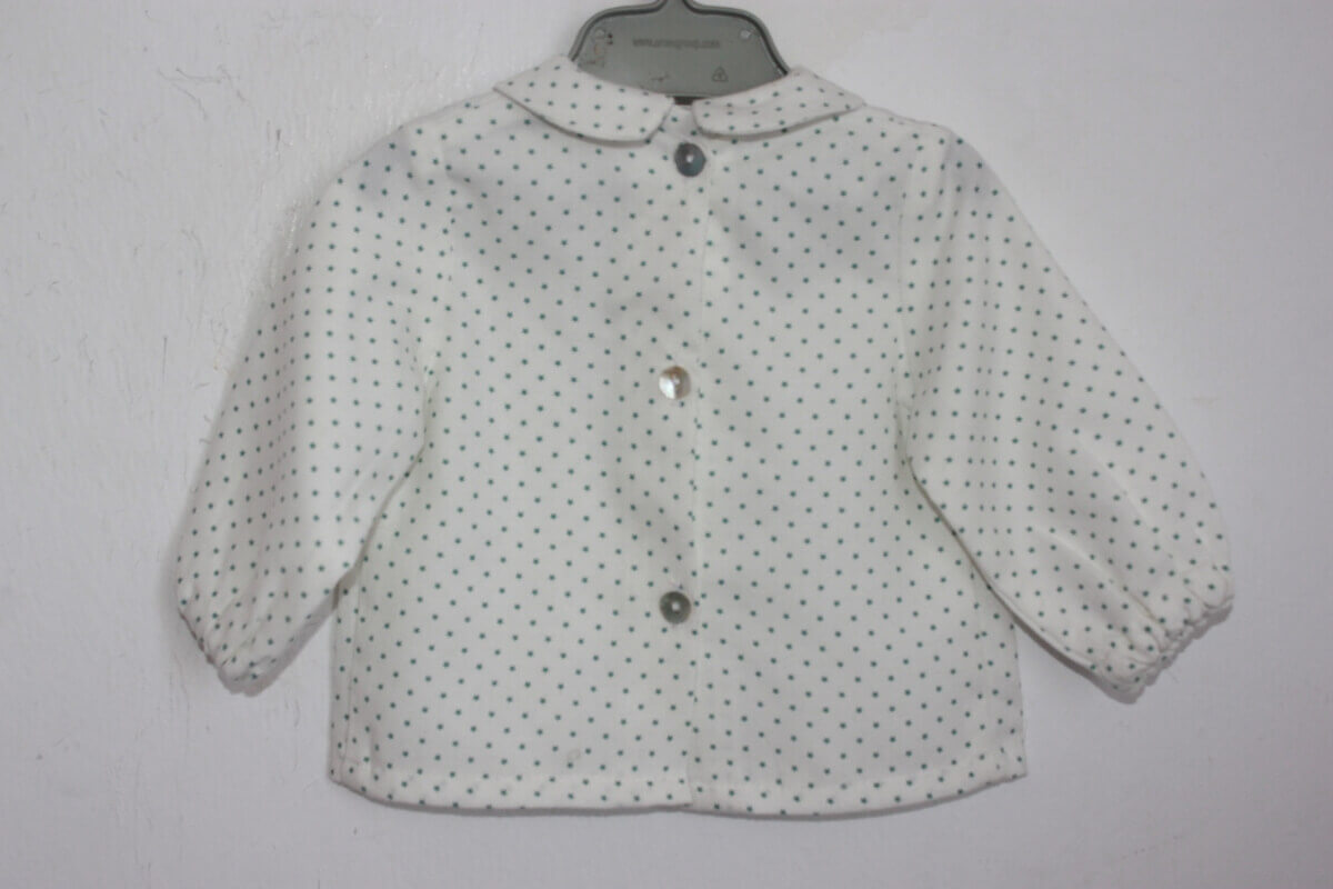 tweedehands creme blouse met groene sterretjes en lange mouwen in maat 62 voor een baby meisje van cotton candle