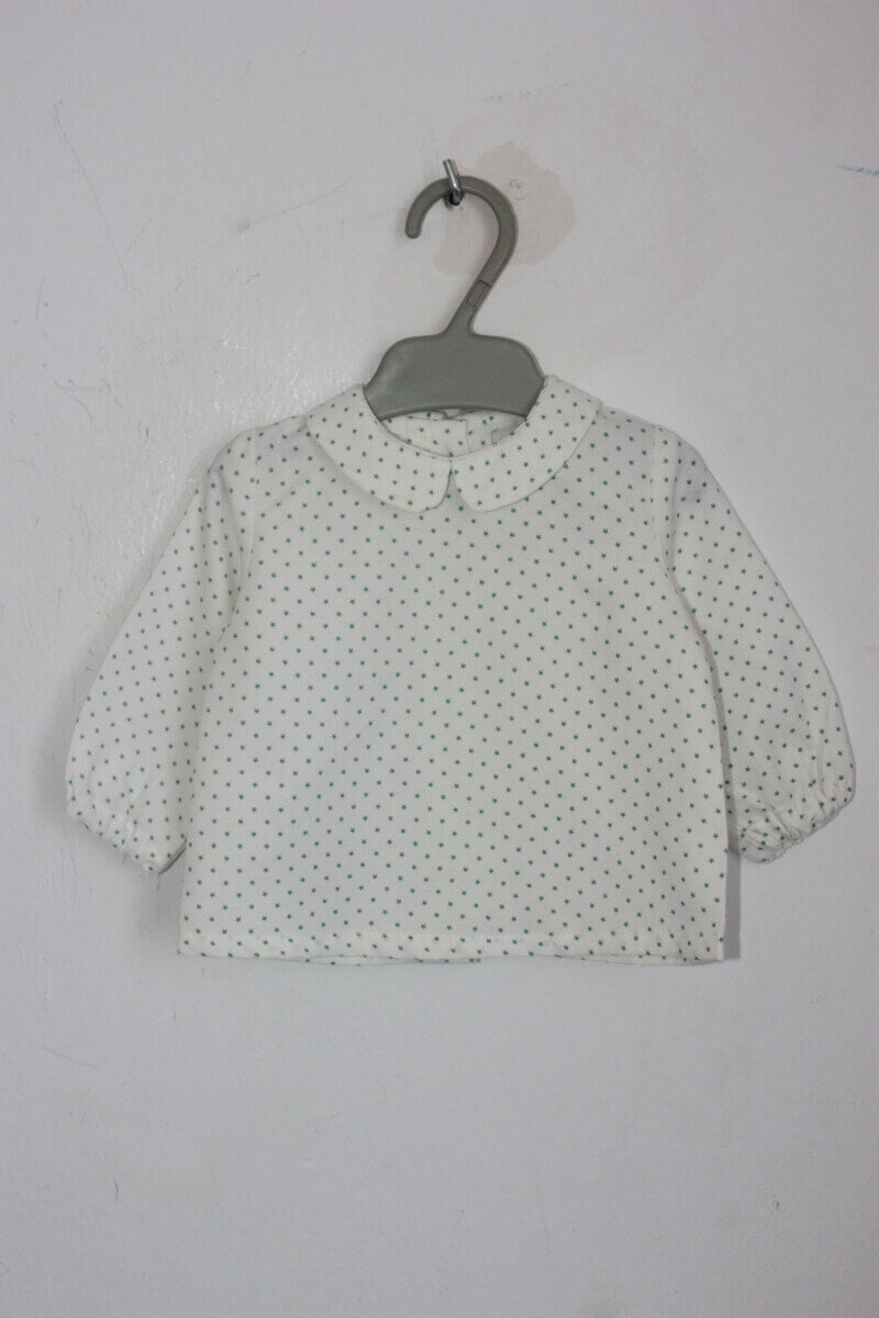 tweedehands creme blouse met groene sterretjes en lange mouwen in maat 62 voor een baby meisje van cotton candle