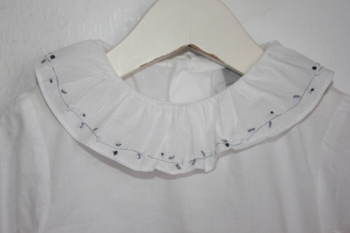 tweedehands katoenen witte blouse met lange mouwen en volantkraag in maat 74 voor een baby meisje cyrillus