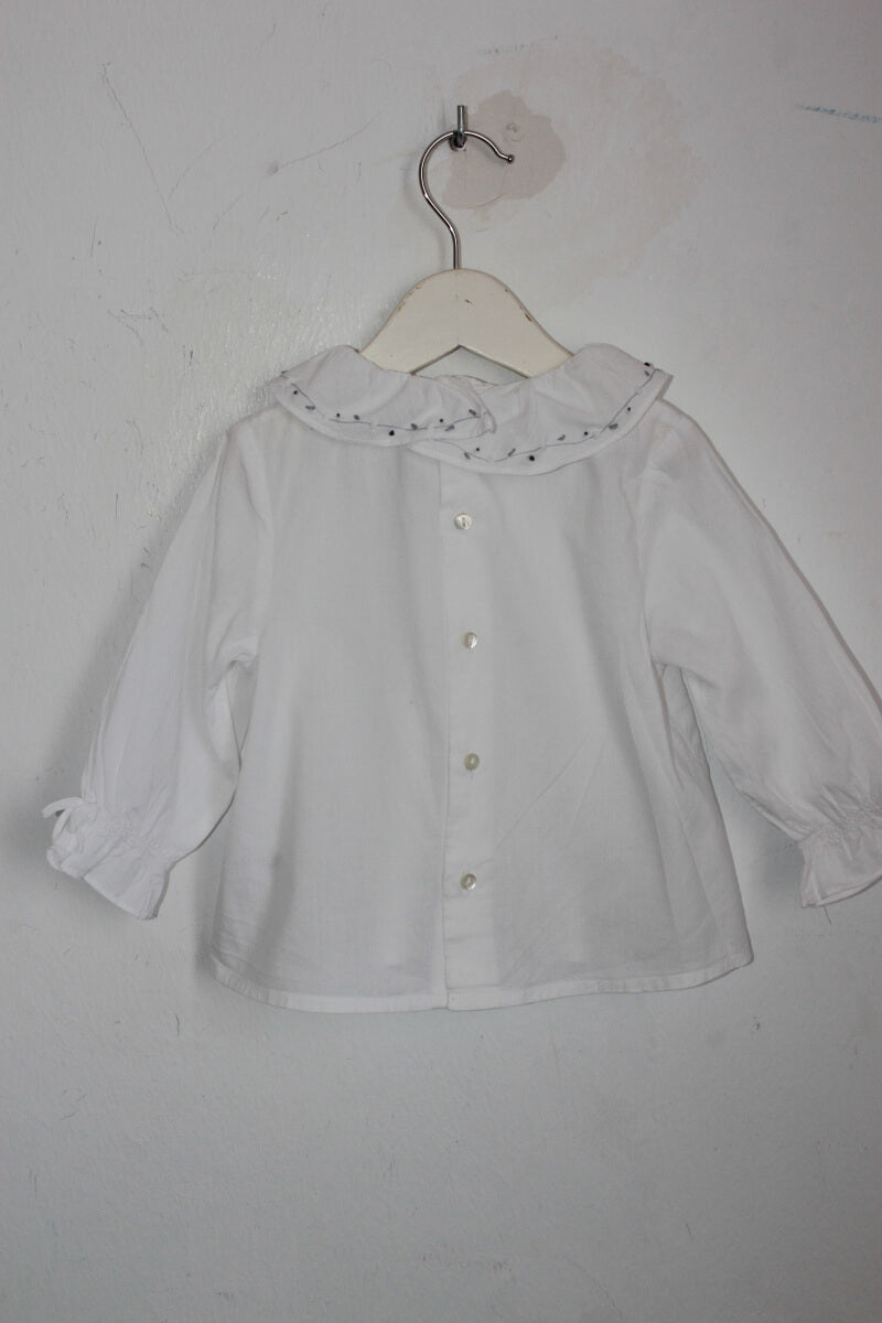 tweedehands katoenen witte blouse met lange mouwen en volantkraag in maat 74 voor een baby meisje cyrillus
