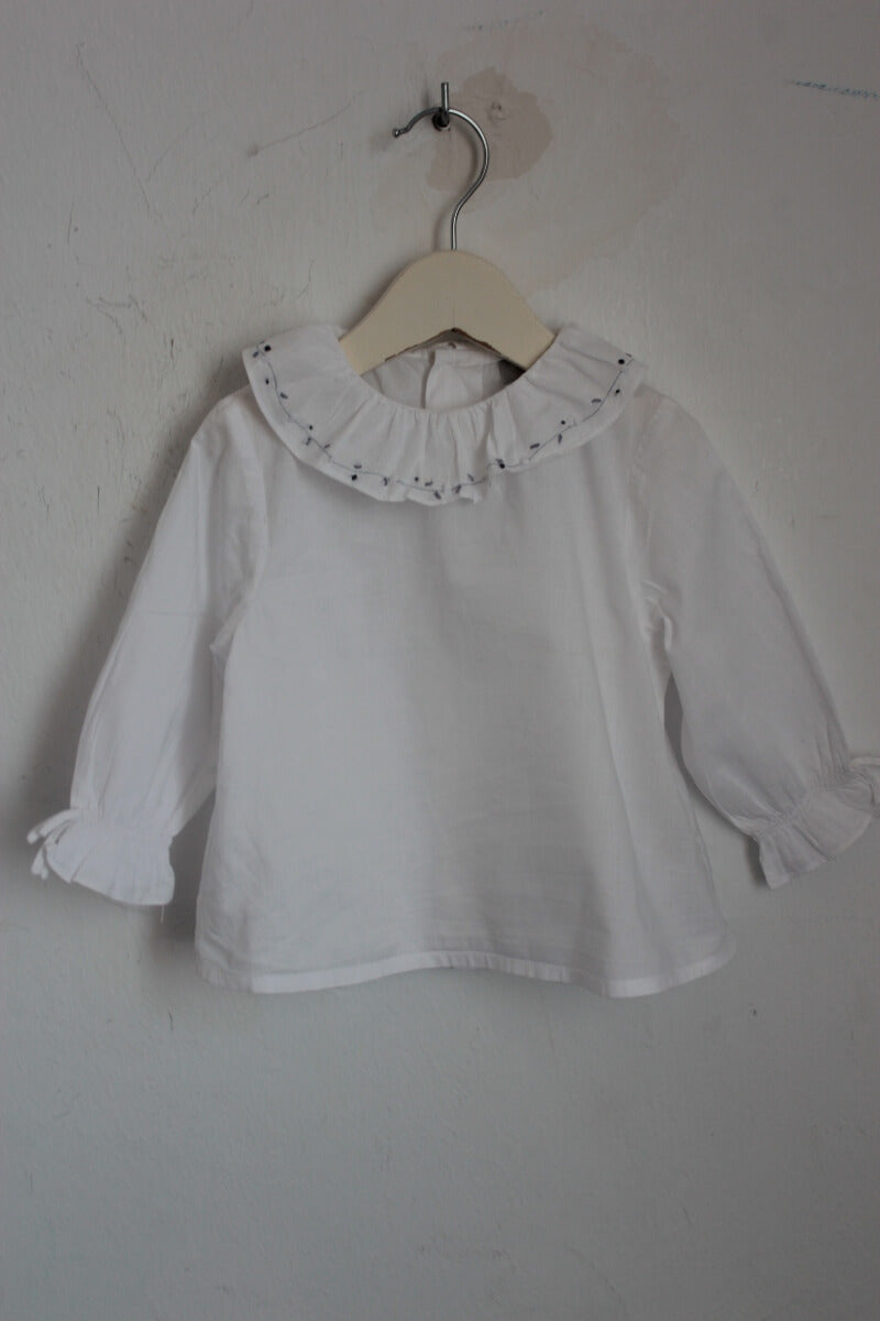 tweedehands katoenen witte blouse met lange mouwen en volantkraag in maat 74 voor een baby meisje cyrillus