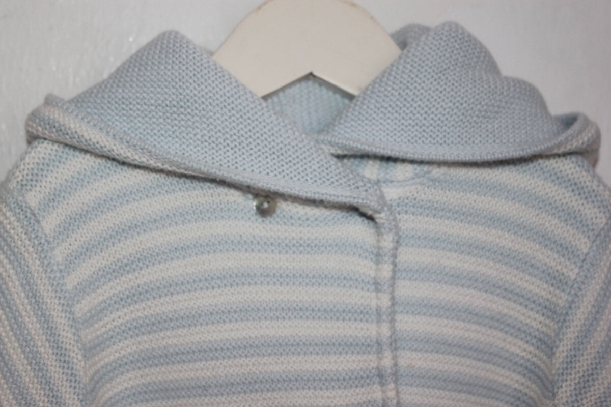 tweedehands unisex lichtblauw en wit gestreepte gebreide jas met capuchon in maat 68 van cyrillus